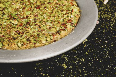 Türk tatlısı, kunafa, kaday fıstığı tozu ve peynirli sıcak yenilen tatlı