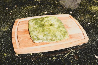 Türk tatlısı, kunafa, kaday fıstığı tozu ve peynirli sıcak yenilen tatlı