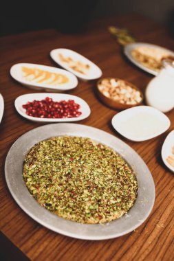 Türk tatlısı, kunafa, kaday fıstığı tozu ve peynirli sıcak yenilen tatlı