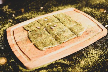 Türk tatlısı, kunafa, kaday fıstığı tozu ve peynirli sıcak yenilen tatlı