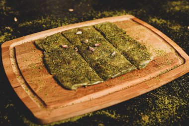 Türk tatlısı, kunafa, kaday fıstığı tozu ve peynirli sıcak yenilen tatlı