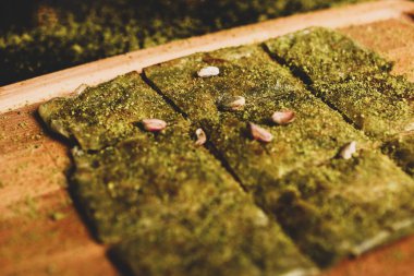 Türk tatlısı, kunafa, kaday fıstığı tozu ve peynirli sıcak yenilen tatlı