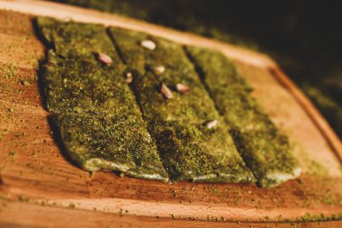 Türk tatlısı, kunafa, kaday fıstığı tozu ve peynirli sıcak yenilen tatlı