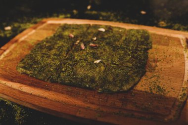 Türk tatlısı, kunafa, kaday fıstığı tozu ve peynirli sıcak yenilen tatlı