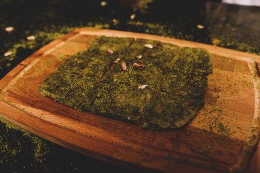 Türk tatlısı, kunafa, kaday fıstığı tozu ve peynirli sıcak yenilen tatlı