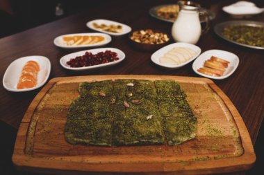 Türk tatlısı, kunafa, kaday fıstığı tozu ve peynirli sıcak yenilen tatlı