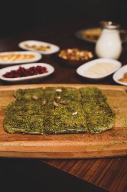 Türk tatlısı, kunafa, kaday fıstığı tozu ve peynirli sıcak yenilen tatlı