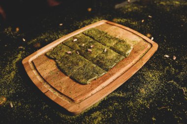 Türk tatlısı, kunafa, kaday fıstığı tozu ve peynirli sıcak yenilen tatlı