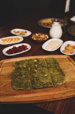 Türk tatlısı, kunafa, kaday fıstığı tozu ve peynirli sıcak yenilen tatlı