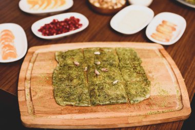 Türk tatlısı, kunafa, kaday fıstığı tozu ve peynirli sıcak yenilen tatlı