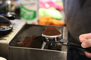 Kahve odasında kahve hazırlayan barista.