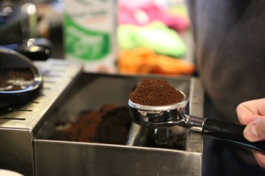 Kahve odasında kahve hazırlayan barista.