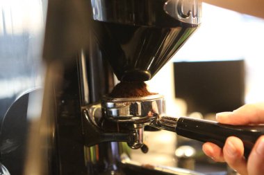 Kahve odasında kahve hazırlayan barista.