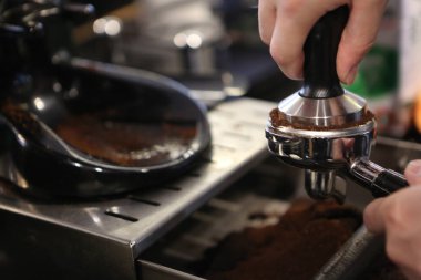 Kahve odasında kahve hazırlayan barista.