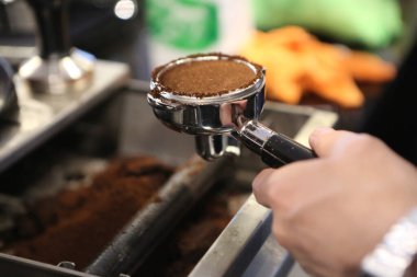 Kahve odasında kahve hazırlayan barista.