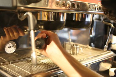 Kahve odasında kahve hazırlayan barista.