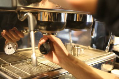 Kahve odasında kahve hazırlayan barista.