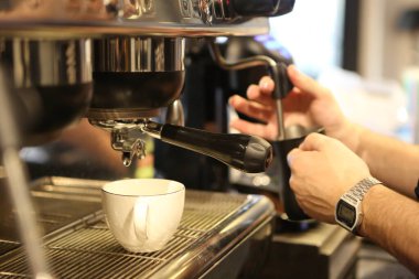 Kahve odasında kahve hazırlayan barista.