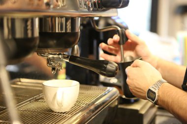 Kahve odasında kahve hazırlayan barista.