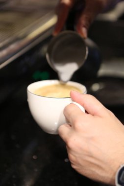 Kahve odasında kahve hazırlayan barista.