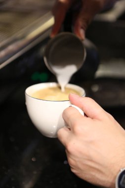 Kahve odasında kahve hazırlayan barista.