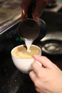 Kahve odasında kahve hazırlayan barista.