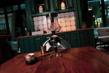 Kahve odasında kahve hazırlayan barista.