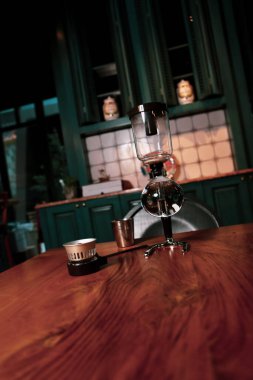 Kahve odasında kahve hazırlayan barista.