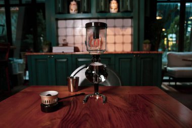 Kahve odasında kahve hazırlayan barista.