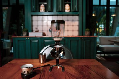 Kahve odasında kahve hazırlayan barista.