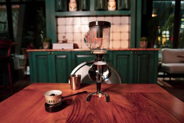 Kahve odasında kahve hazırlayan barista.