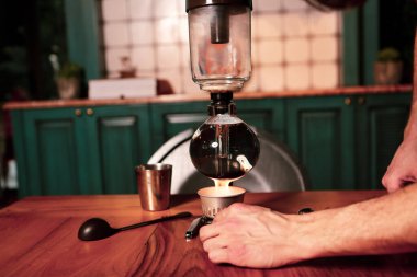 Kahve odasında kahve hazırlayan barista.