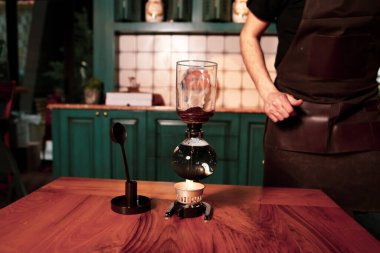 Kahve odasında kahve hazırlayan barista.