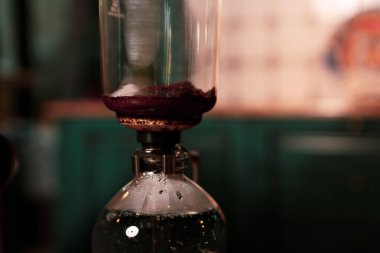 Kahve odasında kahve hazırlayan barista.