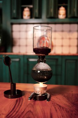 Kahve odasında kahve hazırlayan barista.