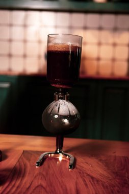Kahve odasında kahve hazırlayan barista.