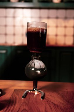 Kahve odasında kahve hazırlayan barista.