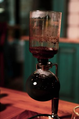 Kahve odasında kahve hazırlayan barista.