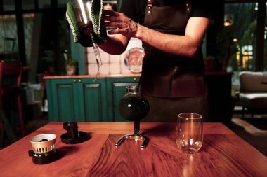 Kahve odasında kahve hazırlayan barista.