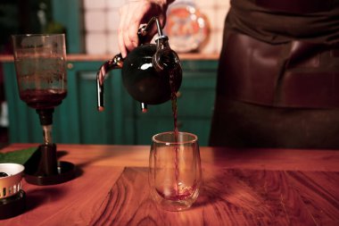 Kahve odasında kahve hazırlayan barista.