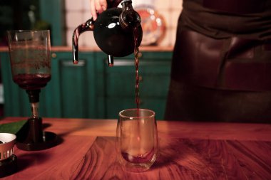 Kahve odasında kahve hazırlayan barista.