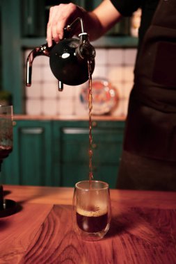 Kahve odasında kahve hazırlayan barista.