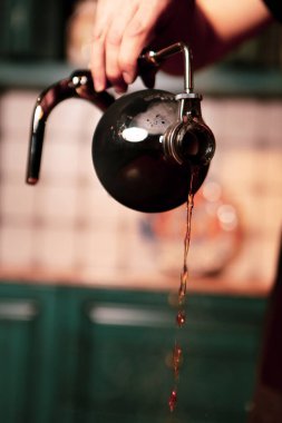 Kahve odasında kahve hazırlayan barista.