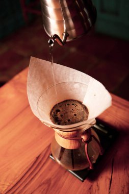 Kahve odasında kahve hazırlayan barista.