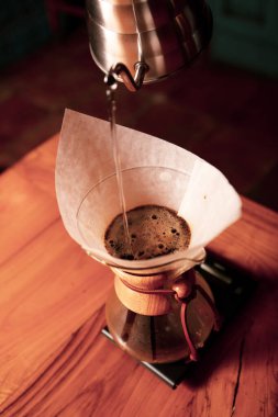 Kahve odasında kahve hazırlayan barista.