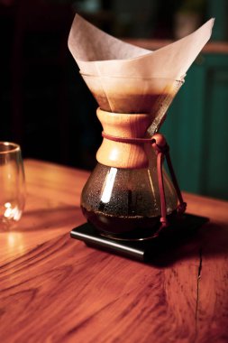 Kahve odasında kahve hazırlayan barista.