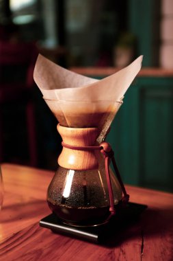 Kahve odasında kahve hazırlayan barista.