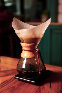 Kahve odasında kahve hazırlayan barista.
