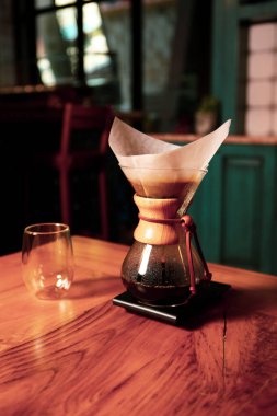 Kahve odasında kahve hazırlayan barista.