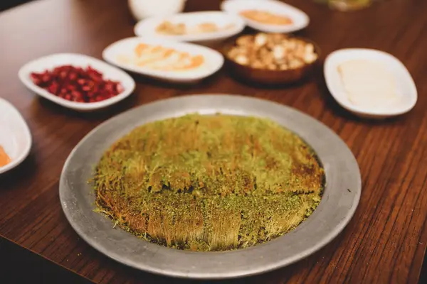 Türk tatlısı, kunafa, kaday fıstığı tozu ve peynirli sıcak yenilen tatlı